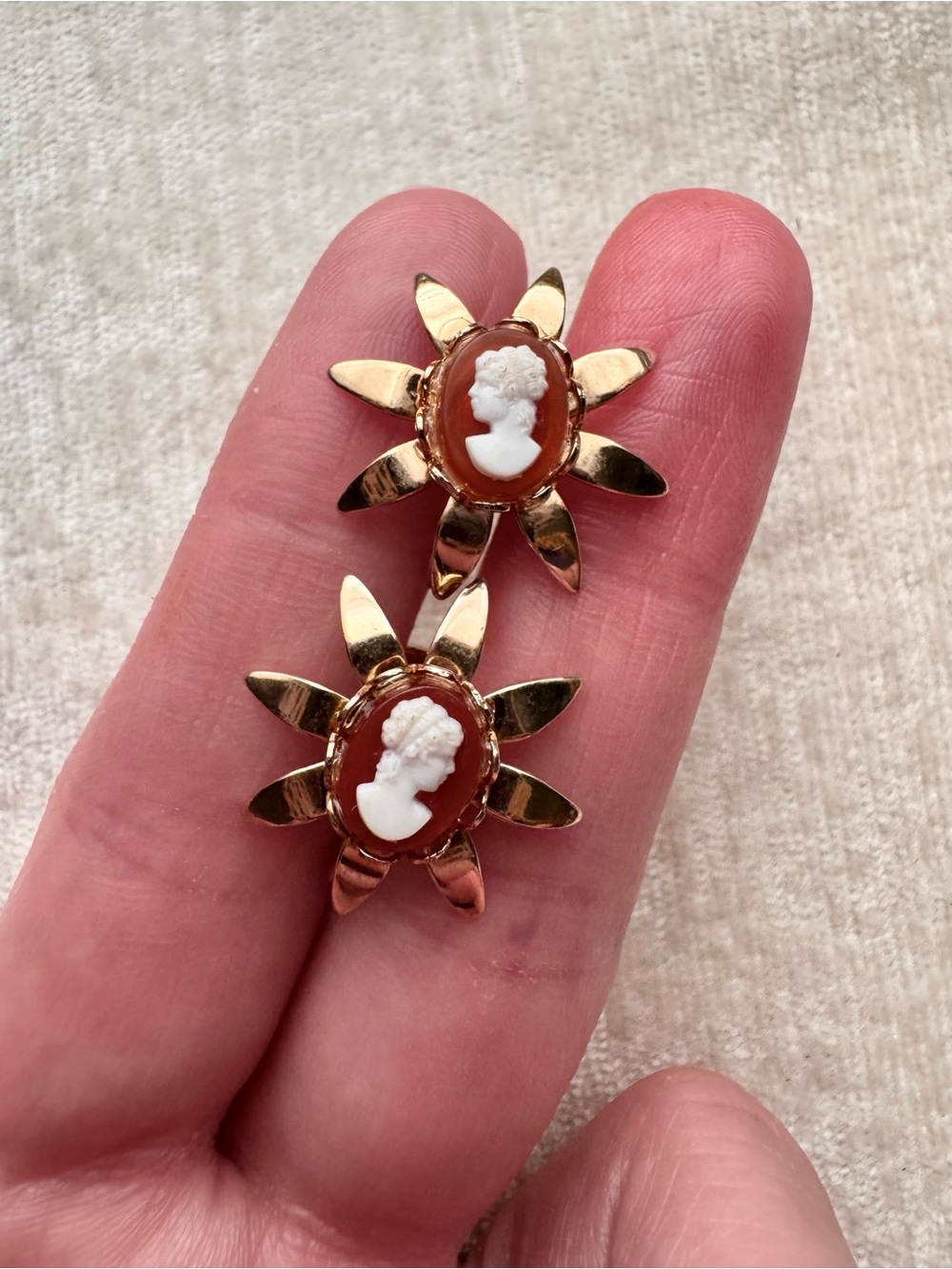 🛍️3/$65🛍️ Vintage Classic Cameo Sunburst Gold Tone Screw-Back Earrings